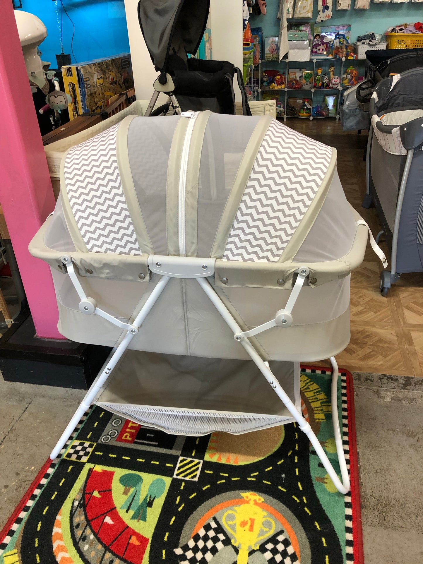 Dream on Me Bassinet, Chevron