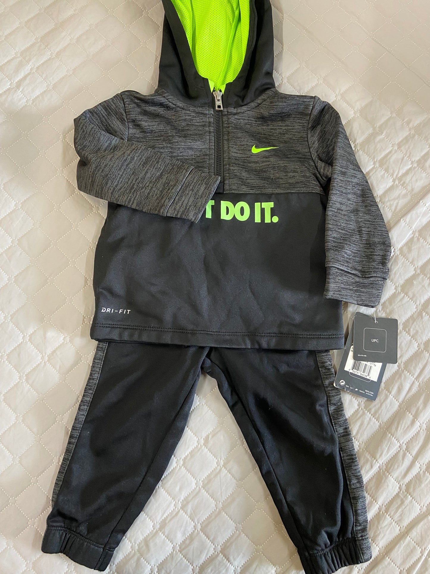 New Nike Black 2 Piece Set, 18m