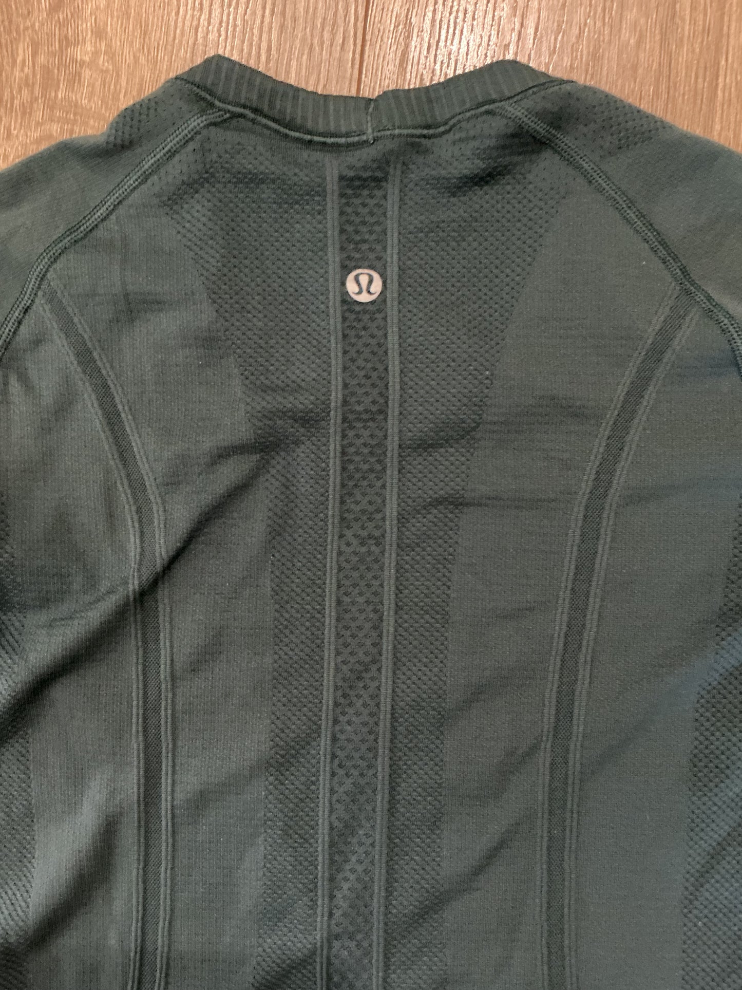 Lululemon Swift Stride Shirt Womens Small Long Green Sleeve Seamless Thumbholes