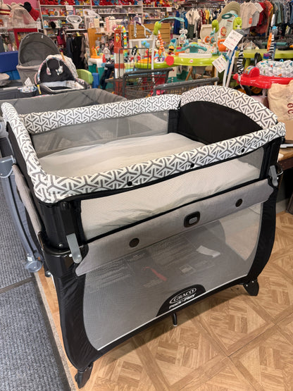 Graco Newborn2Toddler Playard