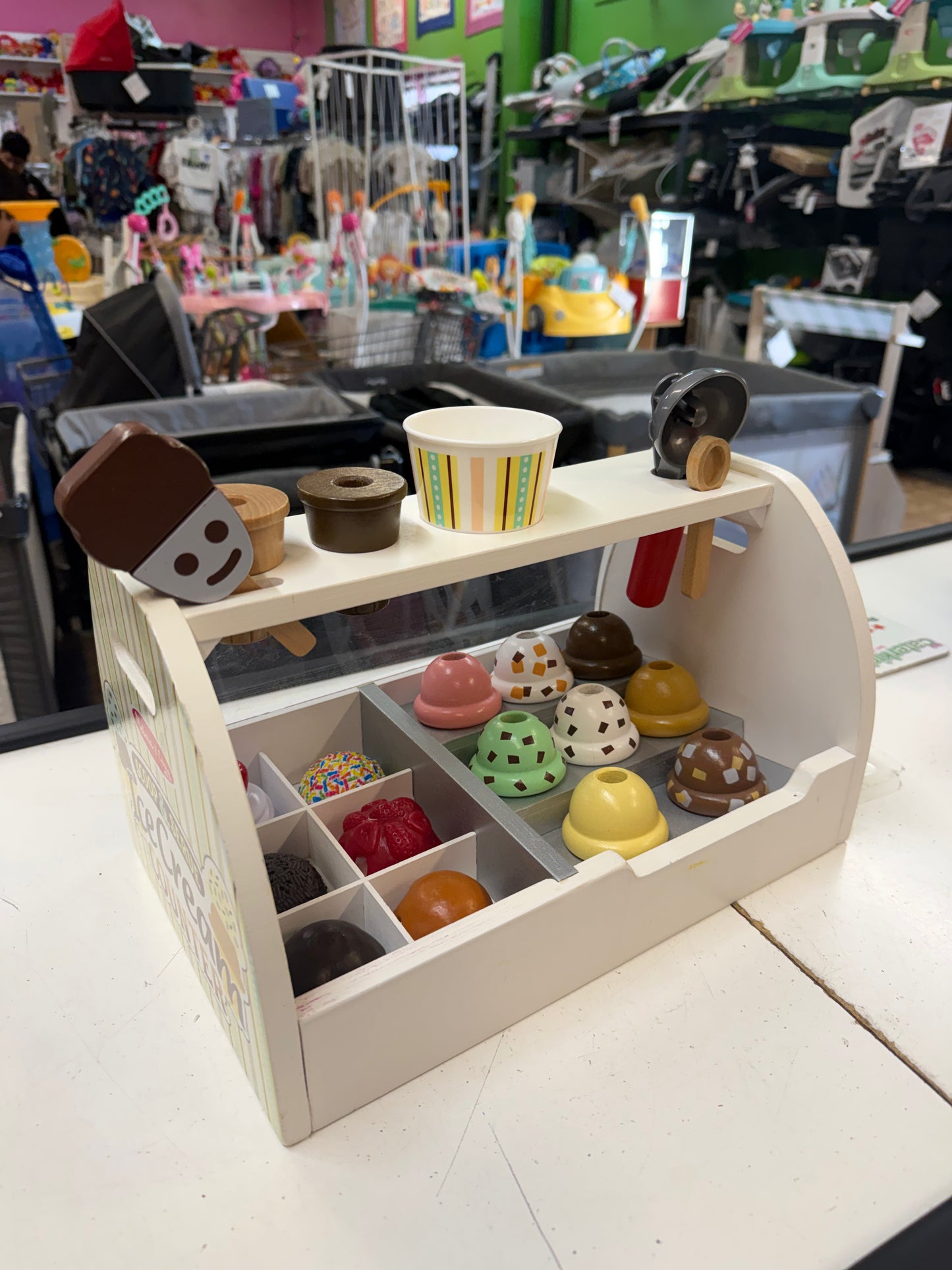Melissa & Doug Ice Cream Counter
