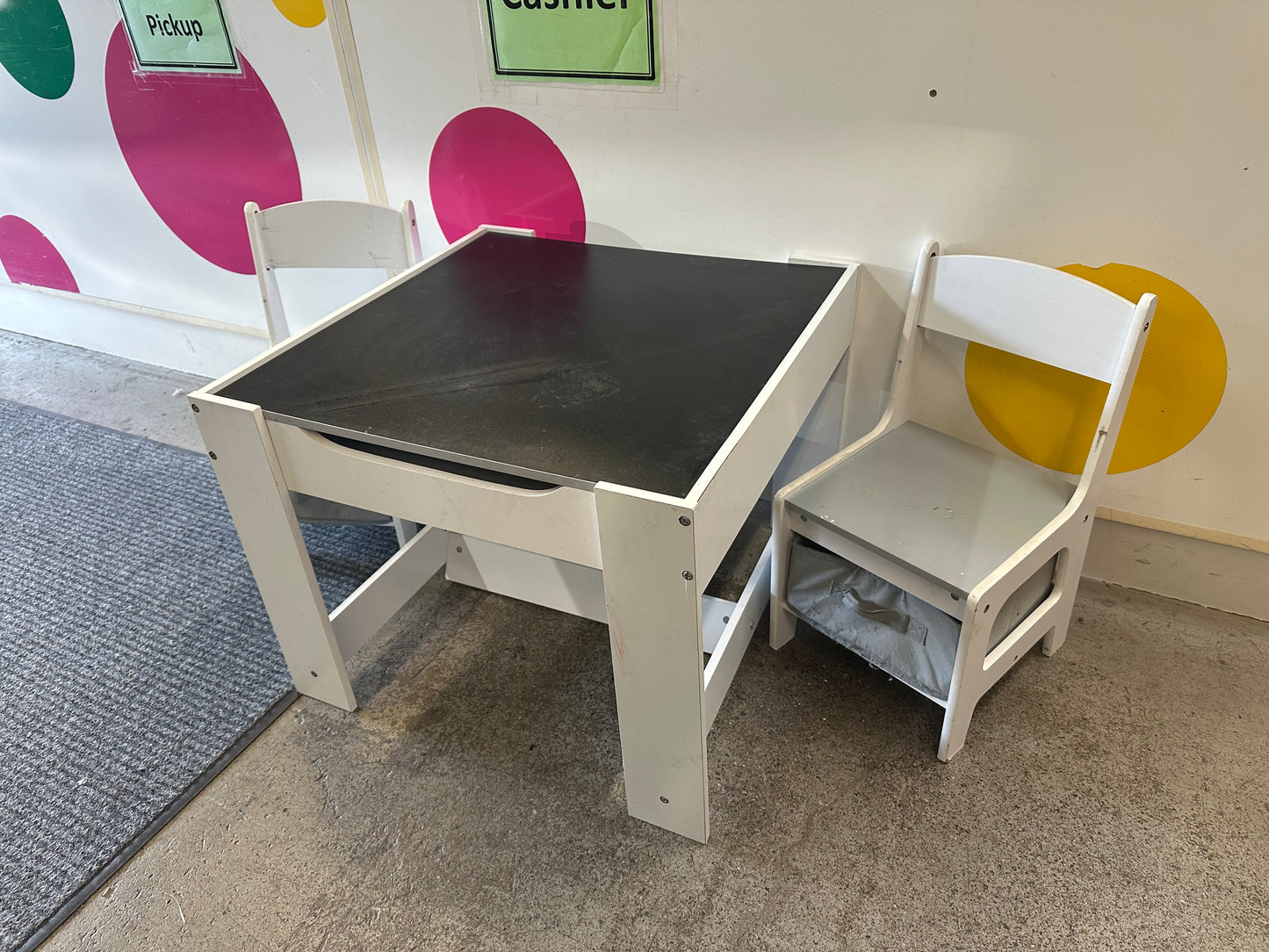 Reversible Tabletop with Chairs