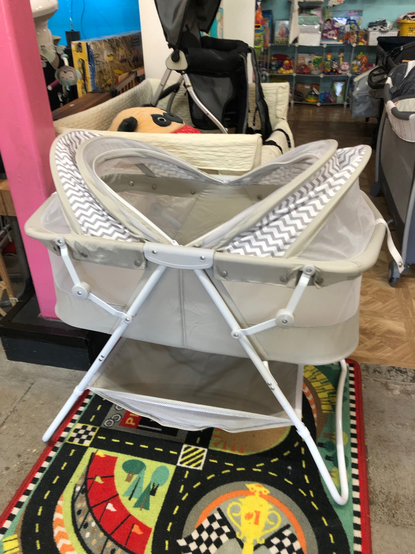 Dream on Me Bassinet, Chevron