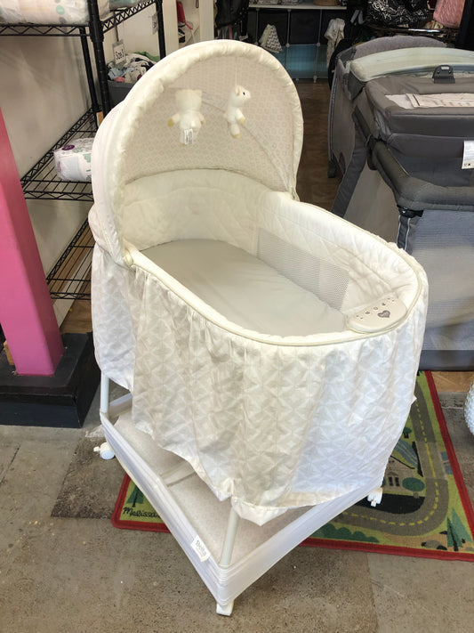 Delta Bassinet, Illusions